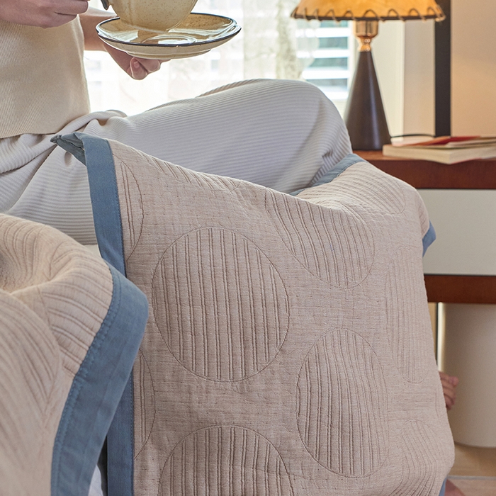 91家纺网 家纺一手货源 找家纺 棠薇家纺 2025新款纯色纱布毯棉毛巾被包边款多功能毯三层纱双层纱夹棉床盖毯子可铺可盖 纯色圆圈驼