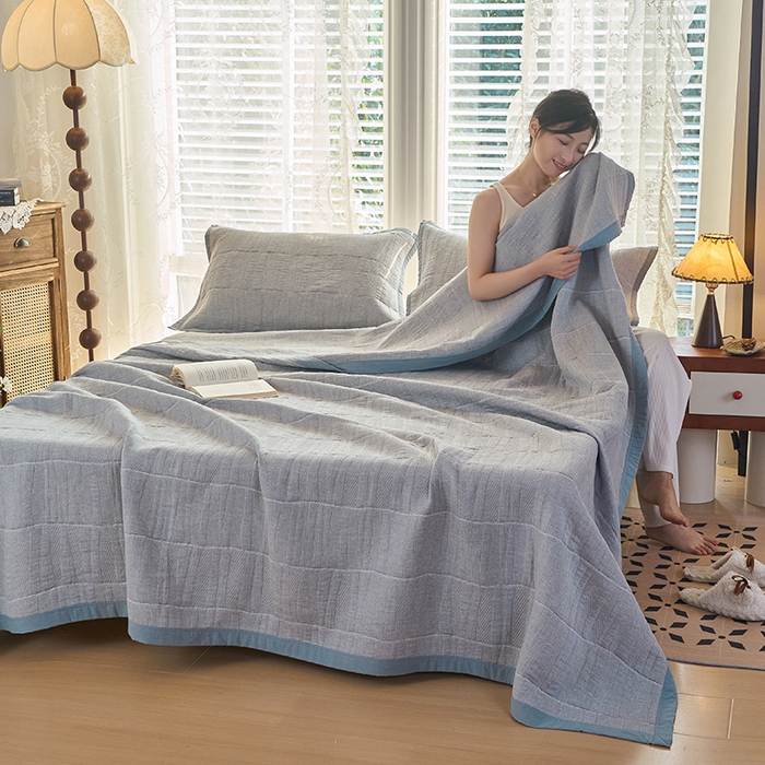 91家纺网 家纺一手货源 找家纺 棠薇家纺 2025新款纯色纱布毯棉毛巾被包边款多功能毯三层纱双层纱夹棉床盖毯子可铺可盖 纯色木兰灰