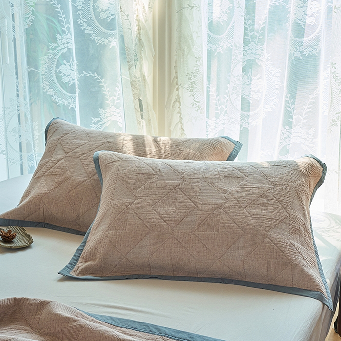 91家纺网 家纺一手货源 找家纺 棠薇家纺 2025新款纯色纱布毯棉毛巾被包边款多功能毯三层纱双层纱夹棉床盖毯子可铺可盖 纯色三角驼