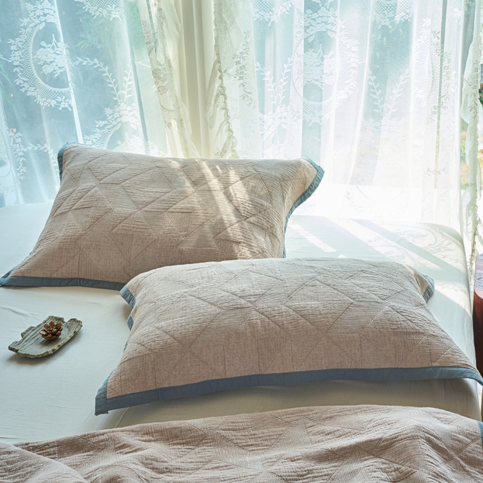 91家纺网 家纺一手货源 找家纺 棠薇家纺 2025新款纯色纱布毯棉毛巾被包边款多功能毯三层纱双层纱夹棉床盖毯子可铺可盖 纯色三角驼