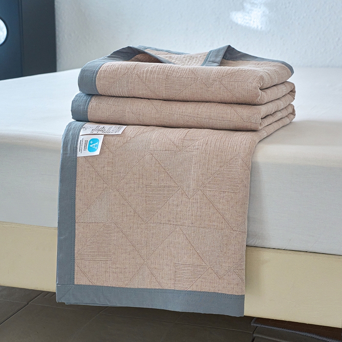 91家纺网 家纺一手货源 找家纺 棠薇家纺 2025新款纯色纱布毯棉毛巾被包边款多功能毯三层纱双层纱夹棉床盖毯子可铺可盖 纯色三角驼