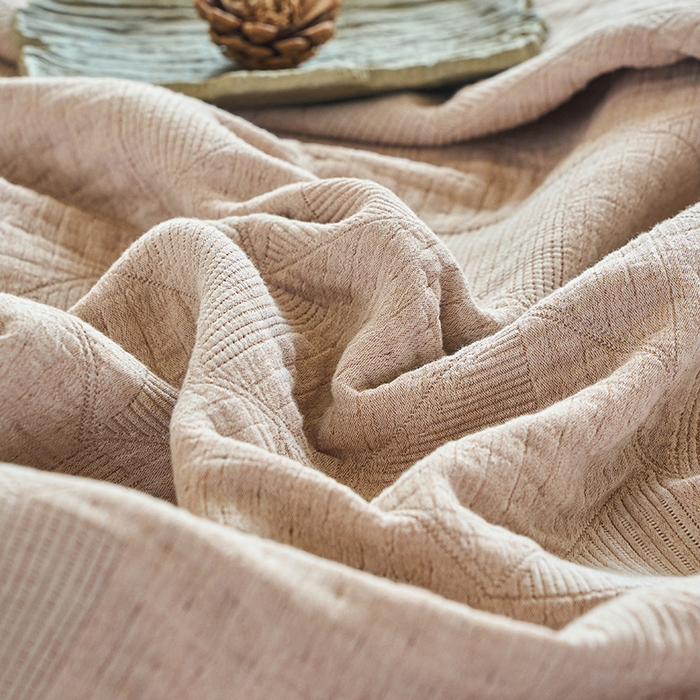 91家纺网 家纺一手货源 找家纺 棠薇家纺 2025新款纯色纱布毯棉毛巾被包边款多功能毯三层纱双层纱夹棉床盖毯子可铺可盖 纯色三角驼