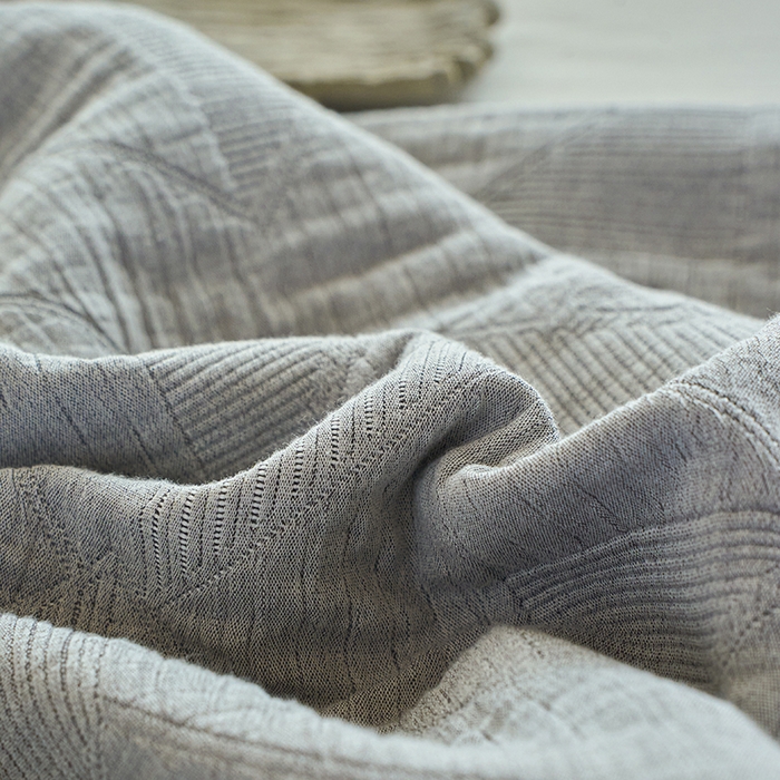 91家纺网 家纺一手货源 找家纺 棠薇家纺 2025新款纯色纱布毯棉毛巾被包边款多功能毯三层纱双层纱夹棉床盖毯子可铺可盖 纯色三角灰