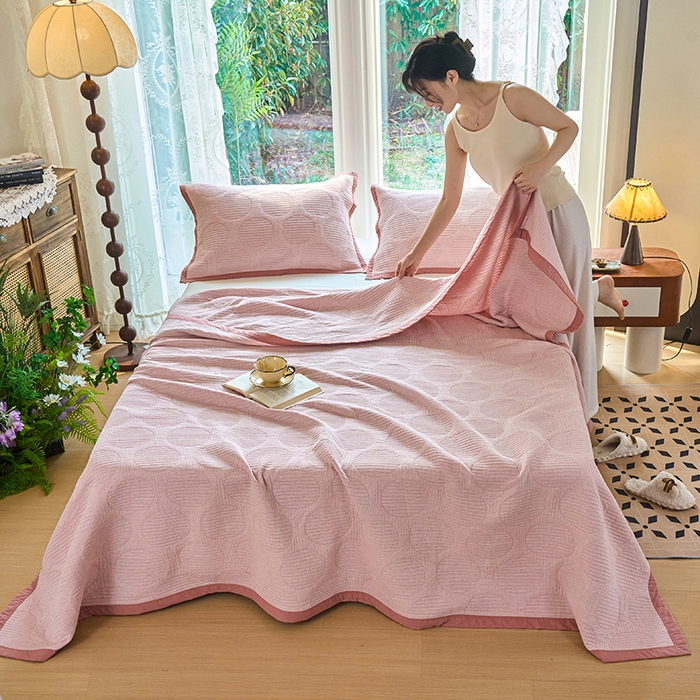 91家纺网 家纺一手货源 找家纺 棠薇家纺 2025新款纯色纱布毯棉毛巾被包边款多功能毯三层纱双层纱夹棉床盖毯子可铺可盖 纯色圆圈粉