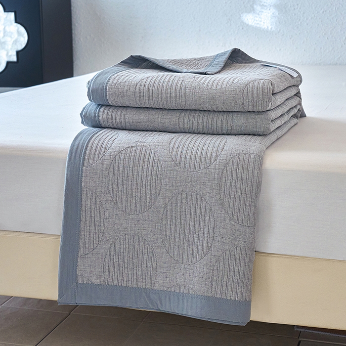 91家纺网 家纺一手货源 找家纺 棠薇家纺 2025新款纯色纱布毯棉毛巾被包边款多功能毯三层纱双层纱夹棉床盖毯子可铺可盖 纯色圆圈灰