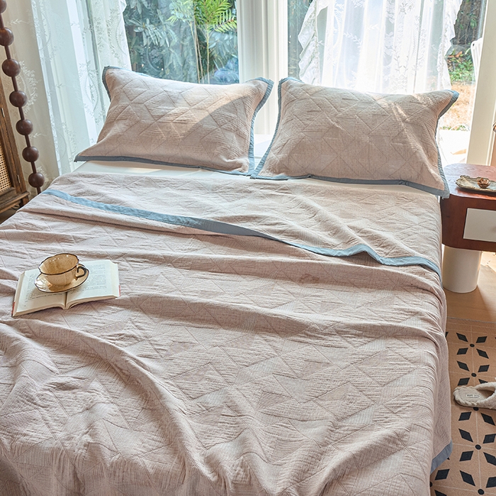 91家纺网 家纺一手货源 找家纺 棠薇家纺 2025新款纯色纱布毯棉毛巾被包边款多功能毯三层纱双层纱夹棉床盖毯子可铺可盖 纯色三角驼