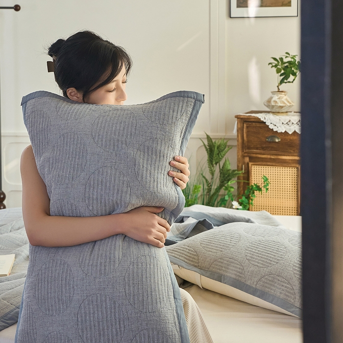 91家纺网 家纺一手货源 找家纺 棠薇家纺 2025新款纯色纱布毯棉毛巾被包边款多功能毯三层纱双层纱夹棉床盖毯子可铺可盖 纯色圆圈灰