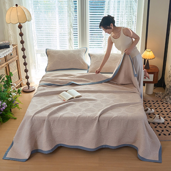 91家纺网 家纺一手货源 找家纺 棠薇家纺 2025新款纯色纱布毯棉毛巾被包边款多功能毯三层纱双层纱夹棉床盖毯子可铺可盖 纯色圆圈驼