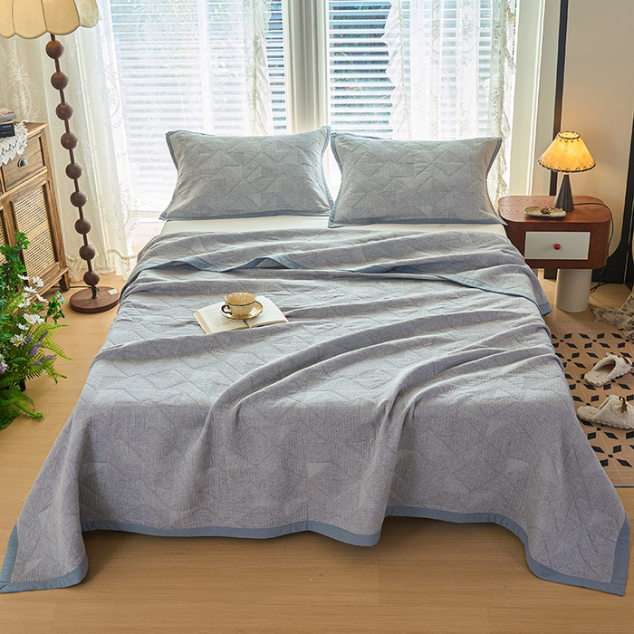 91家纺网 家纺一手货源 找家纺 棠薇家纺 2025新款纯色纱布毯棉毛巾被包边款多功能毯三层纱双层纱夹棉床盖毯子可铺可盖 纯色三角灰