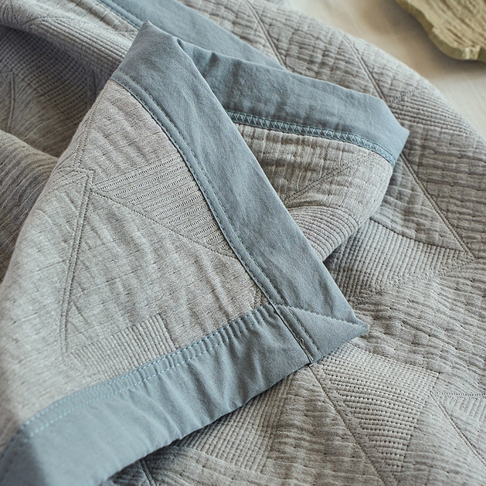 91家纺网 家纺一手货源 找家纺 棠薇家纺 2025新款纯色纱布毯棉毛巾被包边款多功能毯三层纱双层纱夹棉床盖毯子可铺可盖 纯色三角灰