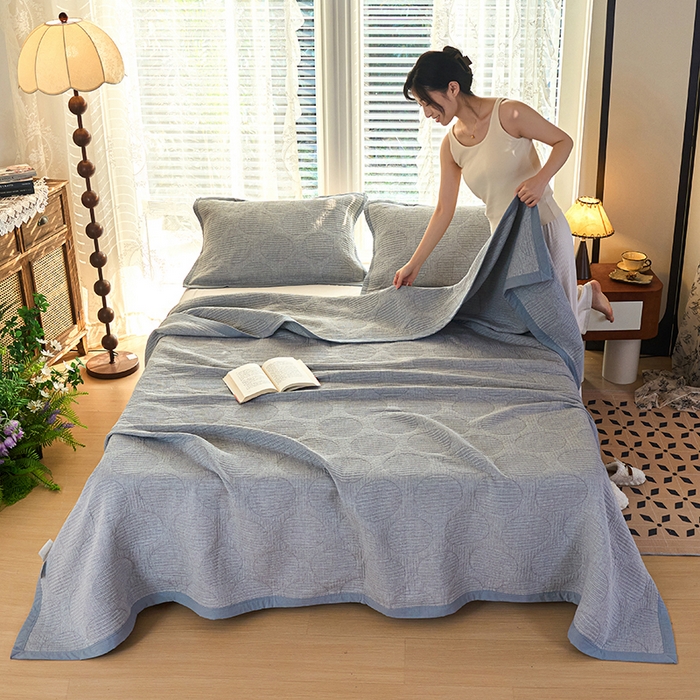 91家纺网 家纺一手货源 找家纺 棠薇家纺 2025新款纯色纱布毯棉毛巾被包边款多功能毯三层纱双层纱夹棉床盖毯子可铺可盖 纯色圆圈灰