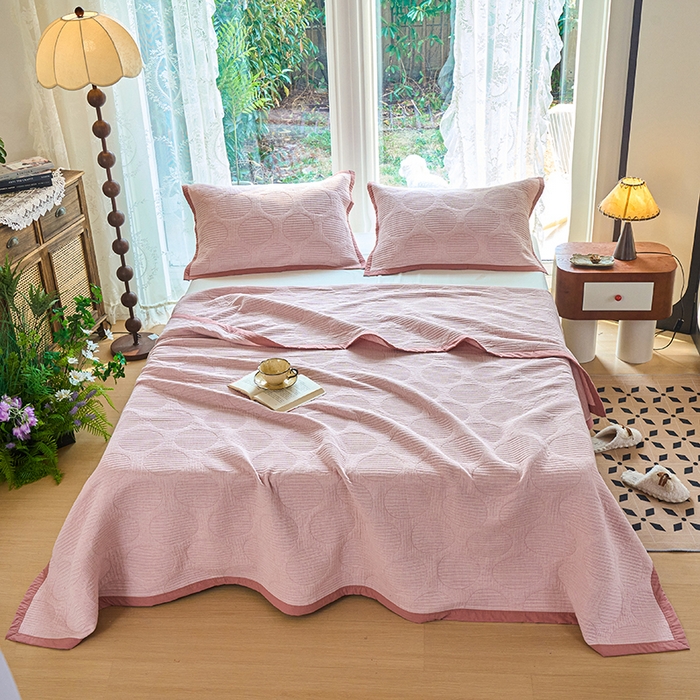 91家纺网 家纺一手货源 找家纺 棠薇家纺 2025新款纯色纱布毯棉毛巾被包边款多功能毯三层纱双层纱夹棉床盖毯子可铺可盖 纯色圆圈粉