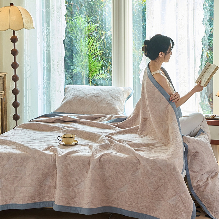 91家纺网 家纺一手货源 找家纺 棠薇家纺 2025新款纯色纱布毯棉毛巾被包边款多功能毯三层纱双层纱夹棉床盖毯子可铺可盖 纯色三角驼