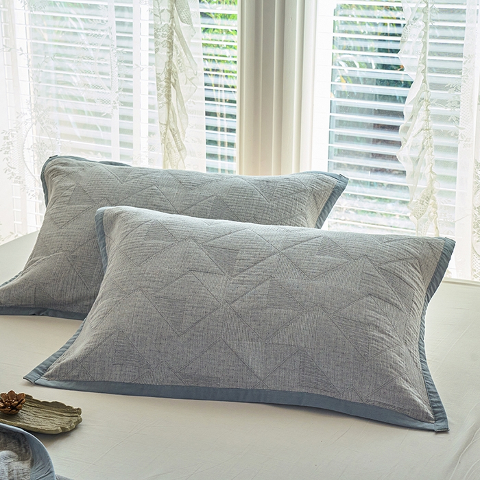 91家纺网 家纺一手货源 找家纺 棠薇家纺 2025新款纯色纱布毯棉毛巾被包边款多功能毯三层纱双层纱夹棉床盖毯子可铺可盖 纯色三角灰