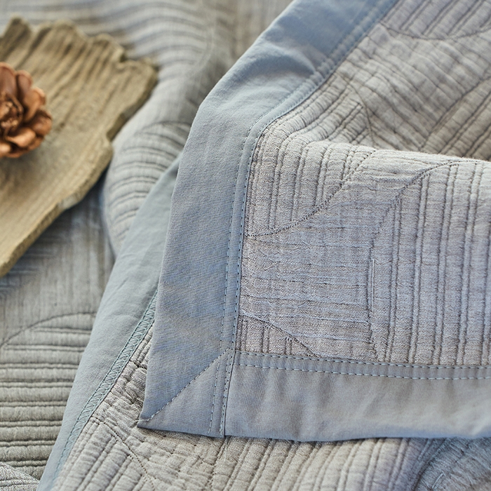 91家纺网 家纺一手货源 找家纺 棠薇家纺 2025新款纯色纱布毯棉毛巾被包边款多功能毯三层纱双层纱夹棉床盖毯子可铺可盖 纯色圆圈灰