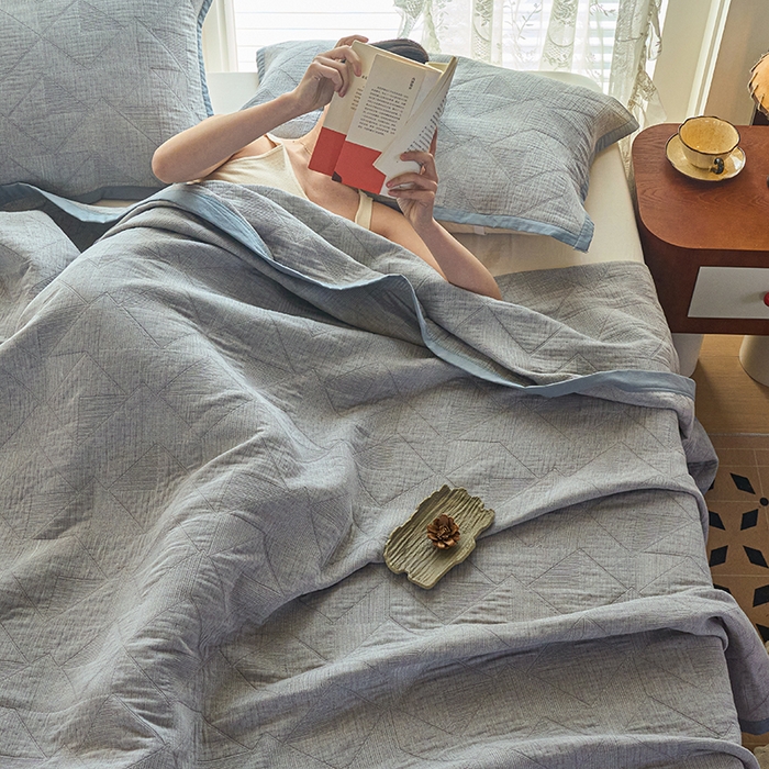 91家纺网 家纺一手货源 找家纺 棠薇家纺 2025新款纯色纱布毯棉毛巾被包边款多功能毯三层纱双层纱夹棉床盖毯子可铺可盖 纯色三角灰