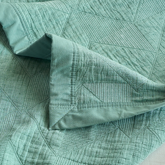 91家纺网 家纺一手货源 找家纺 棠薇家纺 2025新款纯色纱布毯棉毛巾被包边款多功能毯三层纱双层纱夹棉床盖毯子可铺可盖 纯色三角绿