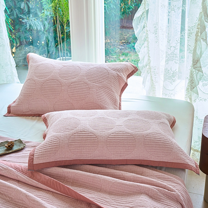 91家纺网 家纺一手货源 找家纺 棠薇家纺 2025新款纯色纱布毯棉毛巾被包边款多功能毯三层纱双层纱夹棉床盖毯子可铺可盖 纯色圆圈粉