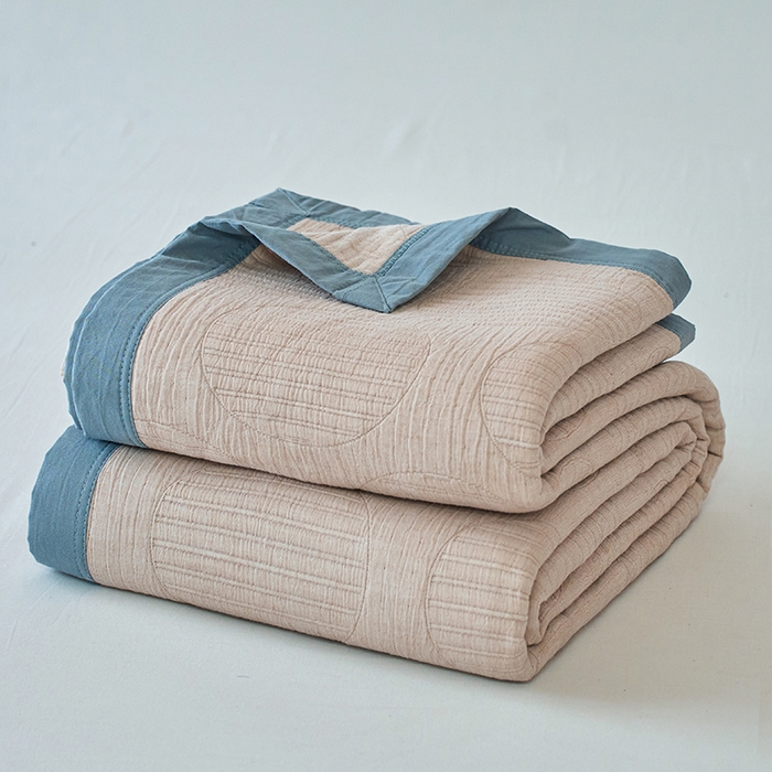 91家纺网 家纺一手货源 找家纺 棠薇家纺 2025新款纯色纱布毯棉毛巾被包边款多功能毯三层纱双层纱夹棉床盖毯子可铺可盖 纯色圆圈驼