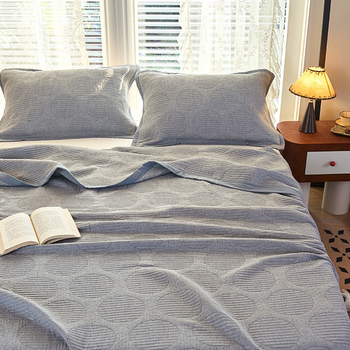 91家纺网 家纺一手货源 找家纺 棠薇家纺 2025新款纯色纱布毯棉毛巾被包边款多功能毯三层纱双层纱夹棉床盖毯子可铺可盖 纯色圆圈灰