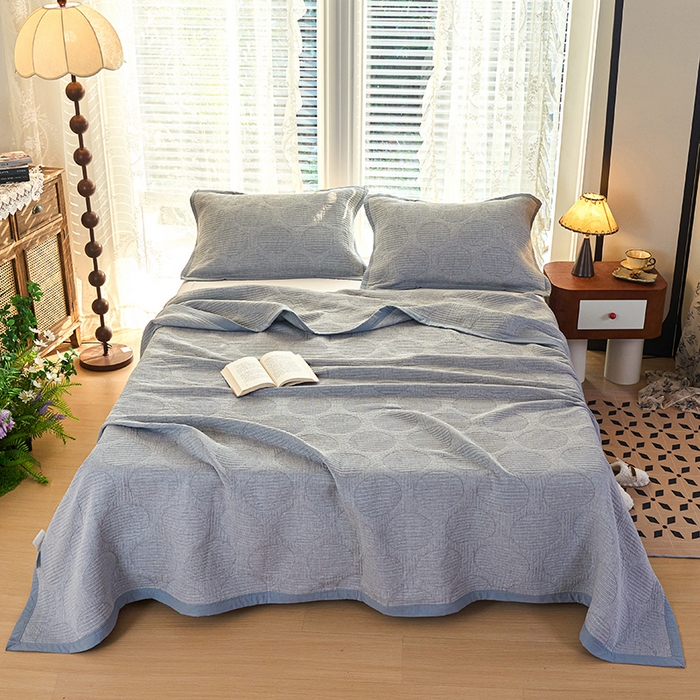 91家纺网 家纺一手货源 找家纺 棠薇家纺 2025新款纯色纱布毯棉毛巾被包边款多功能毯三层纱双层纱夹棉床盖毯子可铺可盖 纯色圆圈灰