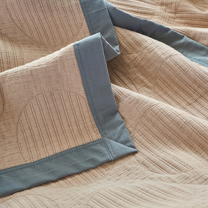 91家纺网 家纺一手货源 找家纺 棠薇家纺 2025新款纯色纱布毯棉毛巾被包边款多功能毯三层纱双层纱夹棉床盖毯子可铺可盖 纯色圆圈驼