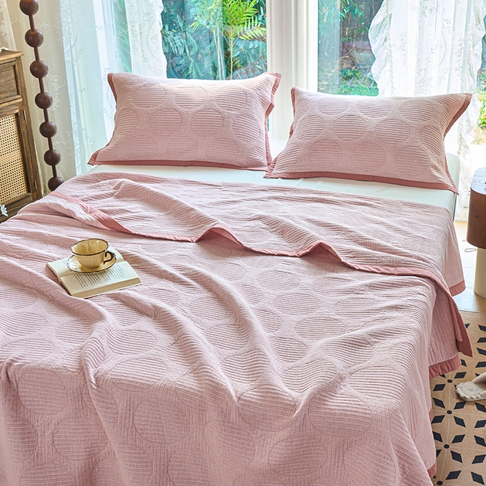 91家纺网 家纺一手货源 找家纺 棠薇家纺 2025新款纯色纱布毯棉毛巾被包边款多功能毯三层纱双层纱夹棉床盖毯子可铺可盖 纯色圆圈粉