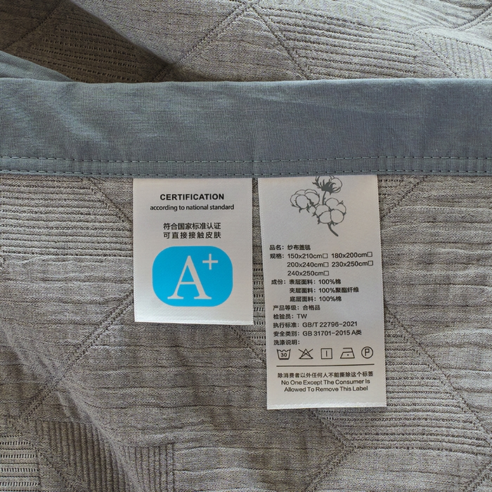 91家纺网 家纺一手货源 找家纺 棠薇家纺 2025新款纯色纱布毯棉毛巾被包边款多功能毯三层纱双层纱夹棉床盖毯子可铺可盖 纯色三角灰