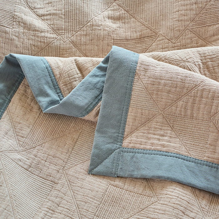 91家纺网 家纺一手货源 找家纺 棠薇家纺 2025新款纯色纱布毯棉毛巾被包边款多功能毯三层纱双层纱夹棉床盖毯子可铺可盖 纯色三角驼