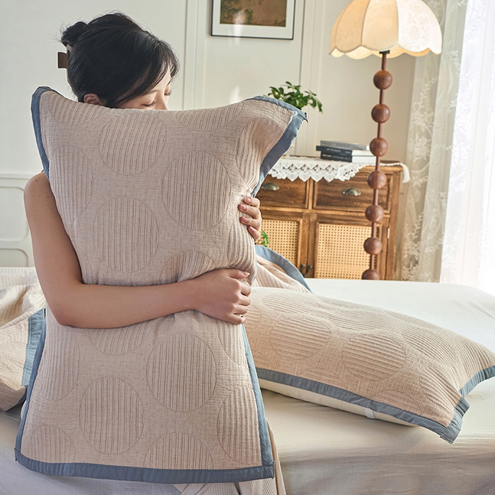 91家纺网 家纺一手货源 找家纺 棠薇家纺 2025新款纯色纱布毯棉毛巾被包边款多功能毯三层纱双层纱夹棉床盖毯子可铺可盖 纯色圆圈驼