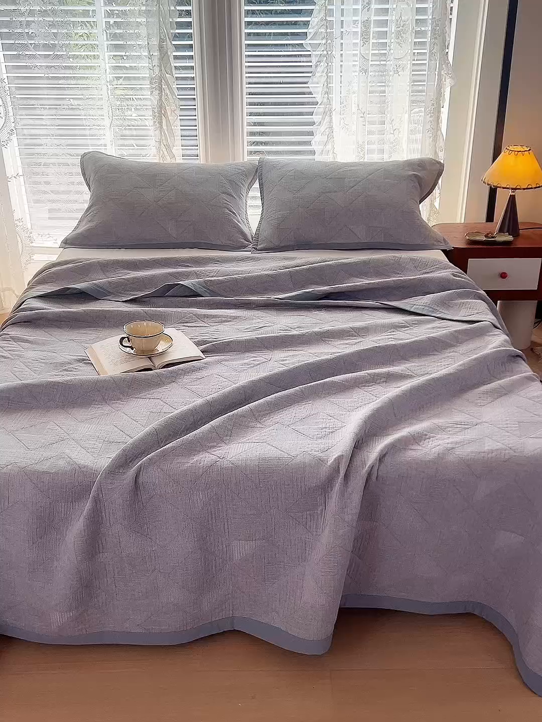 91家纺网 家纺一手货源 找家纺 棠薇家纺 2025新款纯色纱布毯棉毛巾被包边款多功能毯三层纱双层纱夹棉床盖毯子可铺可盖 纯色三角灰