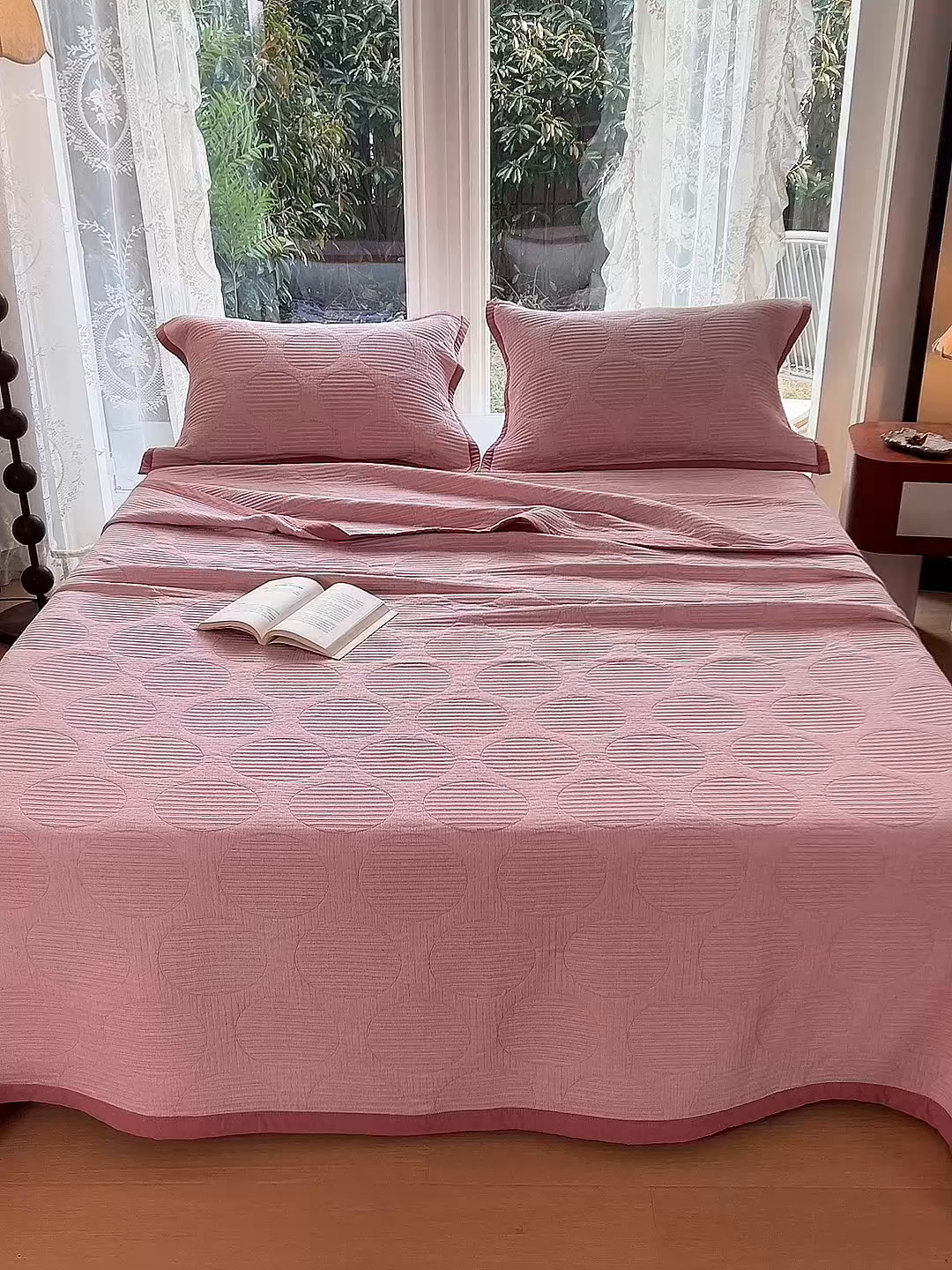 91家纺网 家纺一手货源 找家纺 棠薇家纺 2025新款纯色纱布毯棉毛巾被包边款多功能毯三层纱双层纱夹棉床盖毯子可铺可盖 纯色圆圈粉