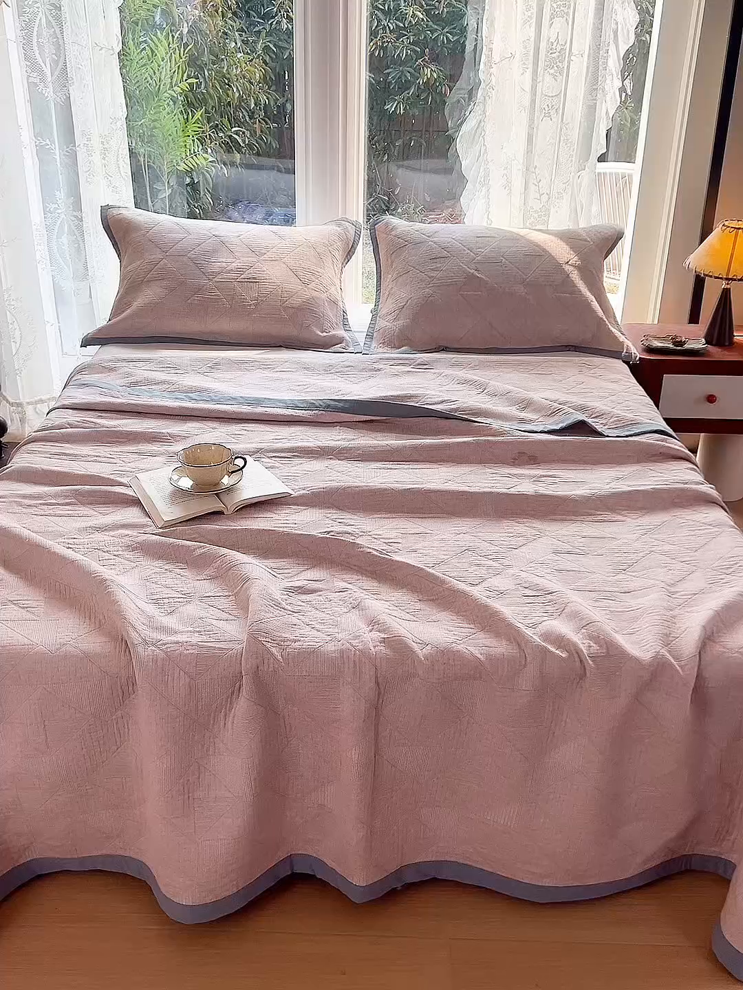 91家纺网 家纺一手货源 找家纺 棠薇家纺 2025新款纯色纱布毯棉毛巾被包边款多功能毯三层纱双层纱夹棉床盖毯子可铺可盖 纯色三角驼