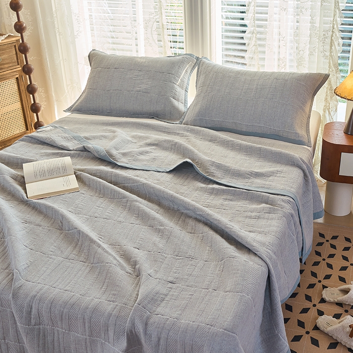 91家纺网 家纺一手货源 找家纺 棠薇家纺 2025新款纯色纱布毯棉毛巾被包边款多功能毯三层纱双层纱夹棉床盖毯子可铺可盖 纯色木兰灰