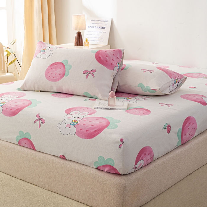 91家纺网 家纺一手货源 找家纺 米柳家纺 2025新款原棉老粗布印花床笠系列 草莓兔子 床笠款