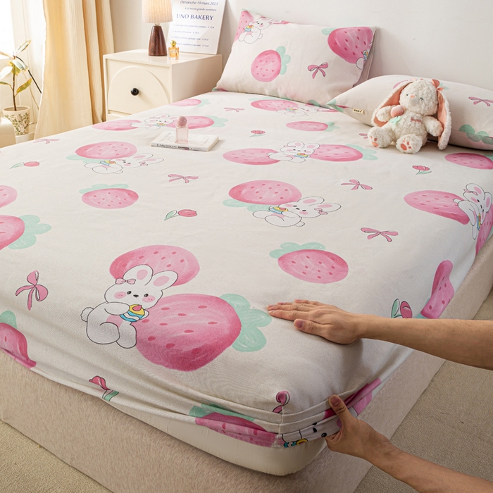 91家纺网 家纺一手货源 找家纺 米柳家纺 2025新款原棉老粗布印花床笠系列 草莓兔子 床笠款