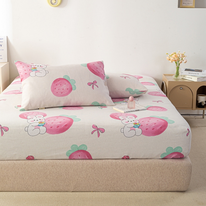 91家纺网 家纺一手货源 找家纺 米柳家纺 2025新款原棉老粗布印花床笠系列 草莓兔子 床笠款