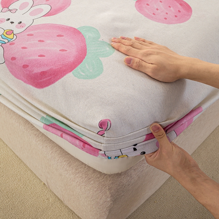 91家纺网 家纺一手货源 找家纺 米柳家纺 2025新款原棉老粗布印花床笠系列 草莓兔子 床笠款