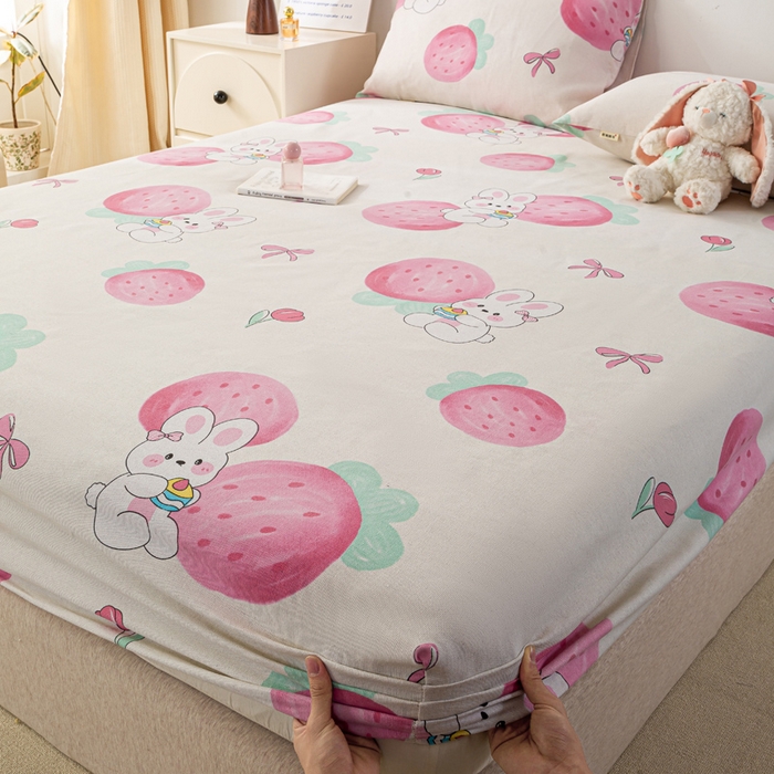 91家纺网 家纺一手货源 找家纺 米柳家纺 2025新款原棉老粗布印花床笠系列 草莓兔子 床笠款