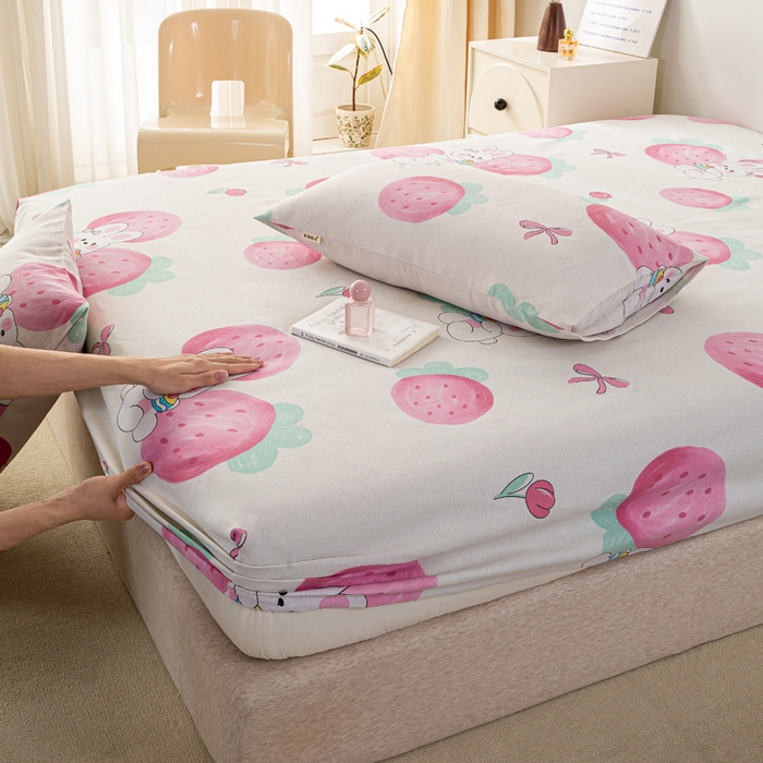 91家纺网 家纺一手货源 找家纺 米柳家纺 2025新款原棉老粗布印花床笠系列 草莓兔子 床笠款