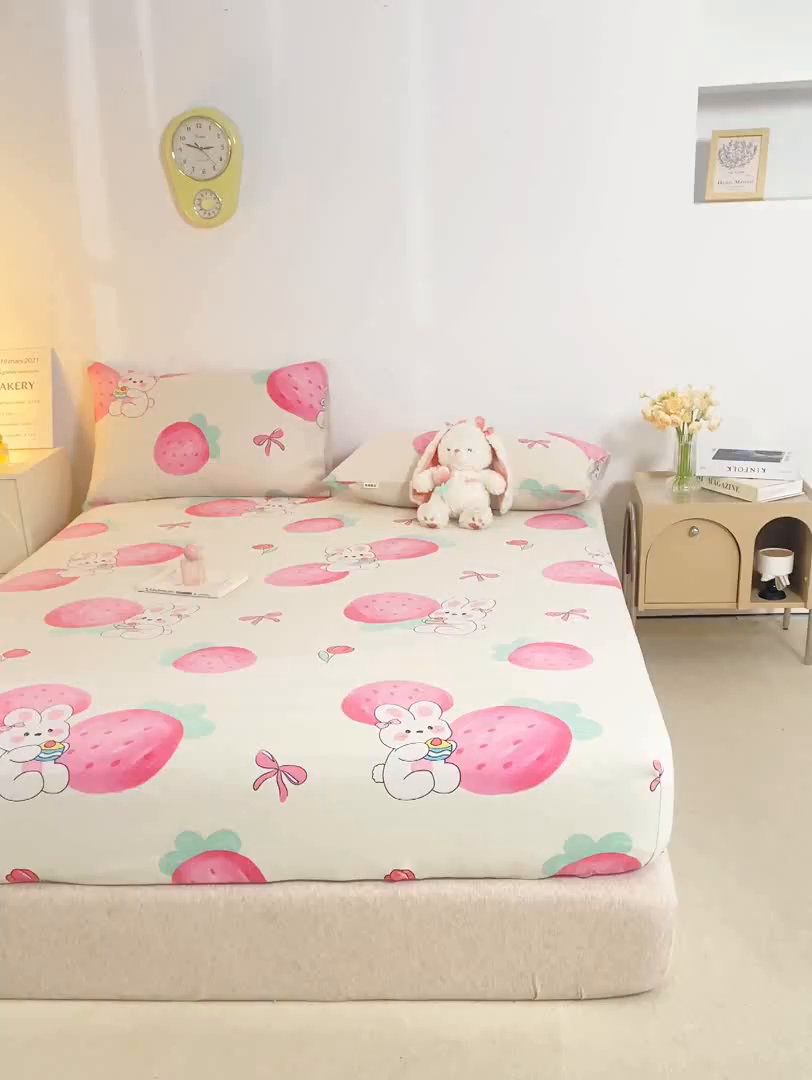 91家纺网 家纺一手货源 找家纺 米柳家纺 2025新款原棉老粗布印花床笠系列 草莓兔子 床笠款