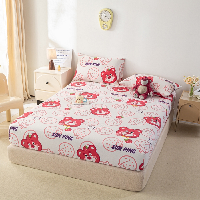 91家纺网 家纺一手货源 找家纺 米柳家纺 2025新款原棉老粗布印花床笠系列 草莓小熊床笠款