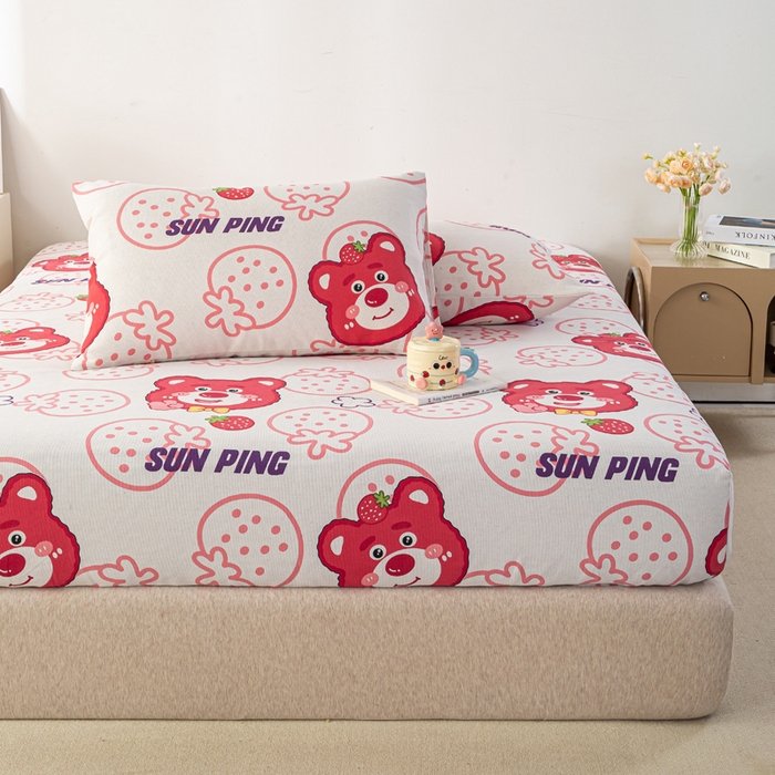 91家纺网 家纺一手货源 找家纺 米柳家纺 2025新款原棉老粗布印花床笠系列 草莓小熊床笠款