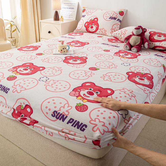 91家纺网 家纺一手货源 找家纺 米柳家纺 2025新款原棉老粗布印花床笠系列 草莓小熊床笠款