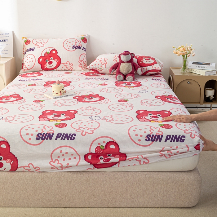 91家纺网 家纺一手货源 找家纺 米柳家纺 2025新款原棉老粗布印花床笠系列 草莓小熊床笠款