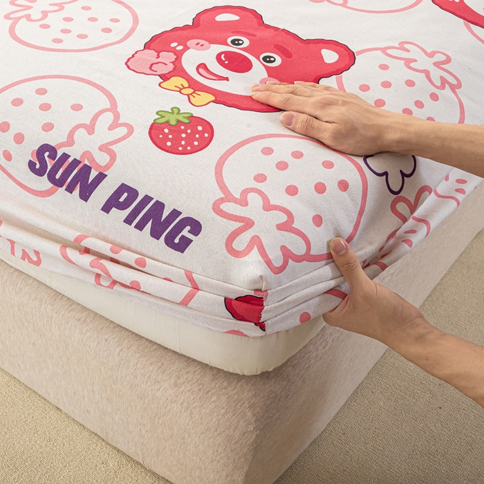 91家纺网 家纺一手货源 找家纺 米柳家纺 2025新款原棉老粗布印花床笠系列 草莓小熊床笠款