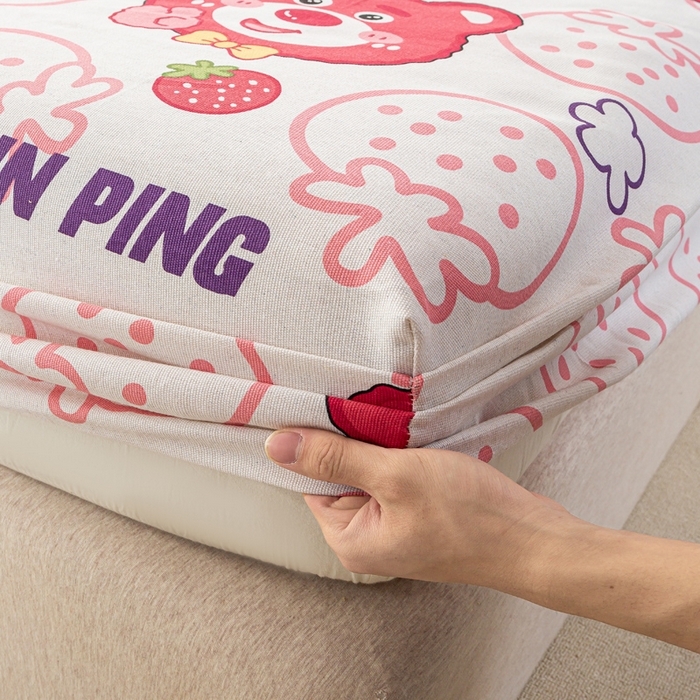 91家纺网 家纺一手货源 找家纺 米柳家纺 2025新款原棉老粗布印花床笠系列 草莓小熊床笠款