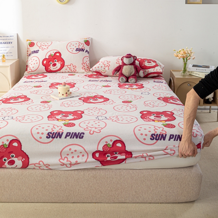 91家纺网 家纺一手货源 找家纺 米柳家纺 2025新款原棉老粗布印花床笠系列 草莓小熊床笠款