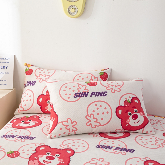 91家纺网 家纺一手货源 找家纺 米柳家纺 2025新款原棉老粗布印花床笠系列 草莓小熊床笠款