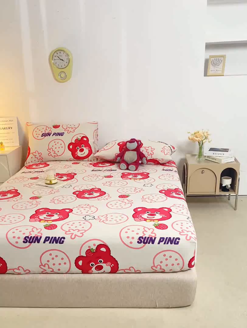 91家纺网 家纺一手货源 找家纺 米柳家纺 2025新款原棉老粗布印花床笠系列 草莓小熊床笠款